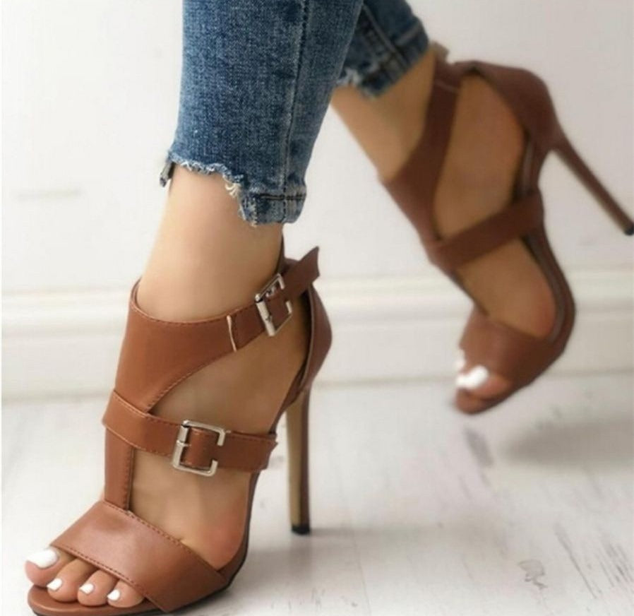 Thick heel buckle sandals